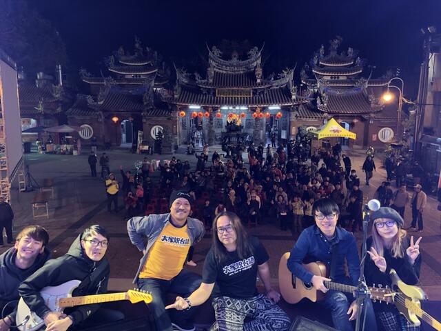 民眾共度熱鬧的週末夜晚,親近鄉土情懷