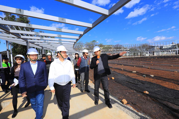 林市長在建築師潘天壹導覽下視察探索館工程
