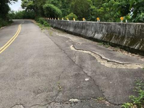 新社區中88線路平施工 雙向交通管制