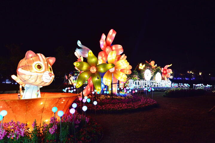 台中花博燈區嘉義台灣燈會亮相 石虎家族造型花燈吸睛