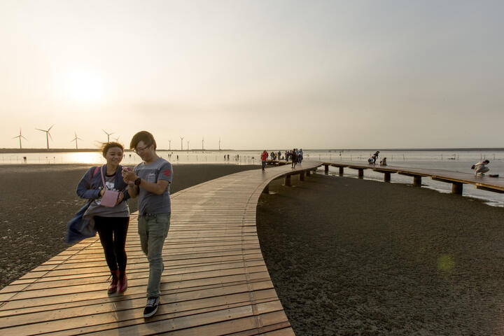 台中獨特海線踏遊，包括知名的清水高美濕地等。