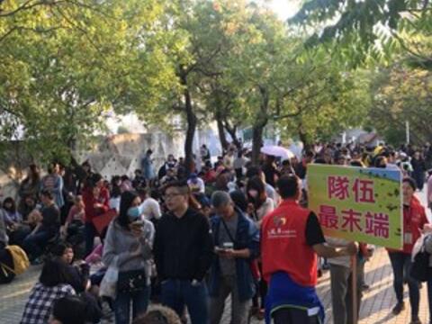 《人间条件》今晚台中登场 排队人潮挤进圆满剧场