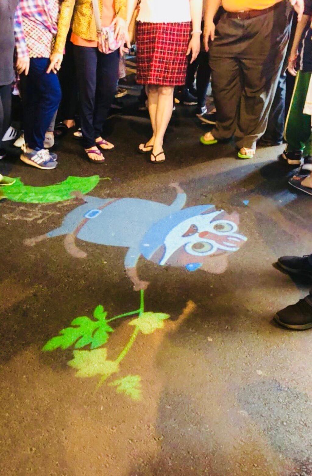 花博吉祥物逢甲夜市投影現身 遊客驚豔