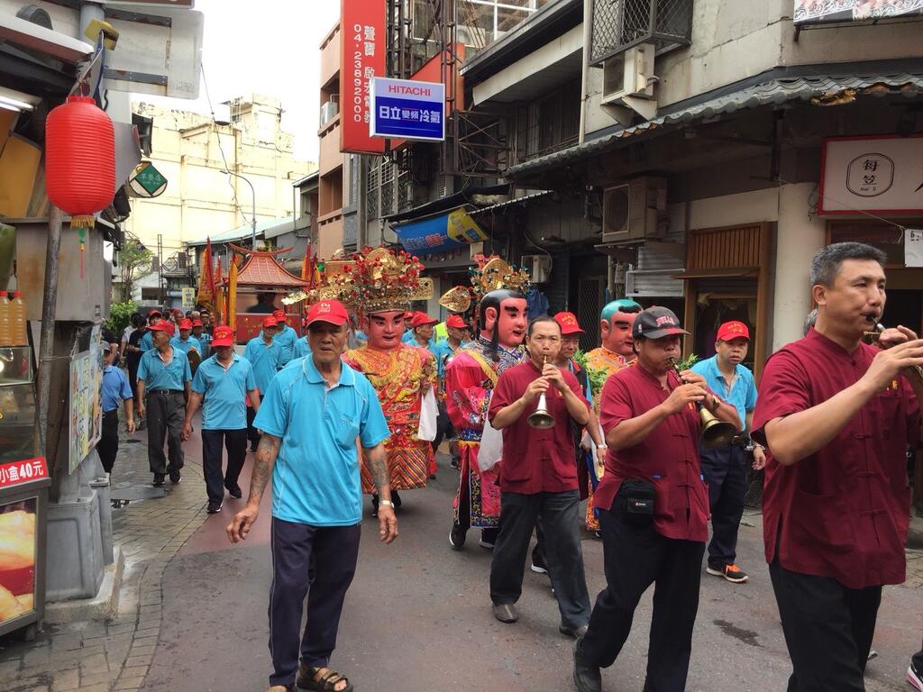 「穿木屐、躜鲮鲤,吃肉粽、配麻薏!」 南屯端午木屐节热闹登场