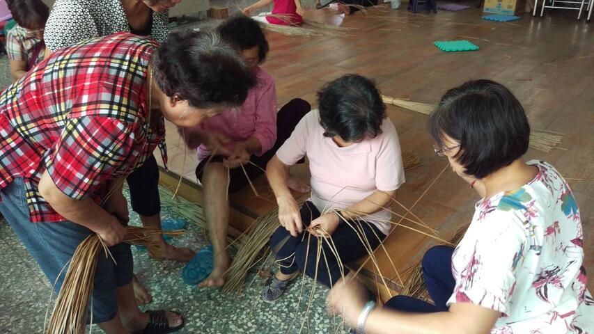 發揚傳統工藝 中市草蓆編織研習營重現編織文化
