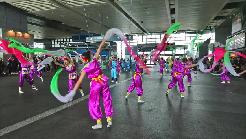 迎接2018台中國際踩舞祭 30位舞者快閃高鐵台中站