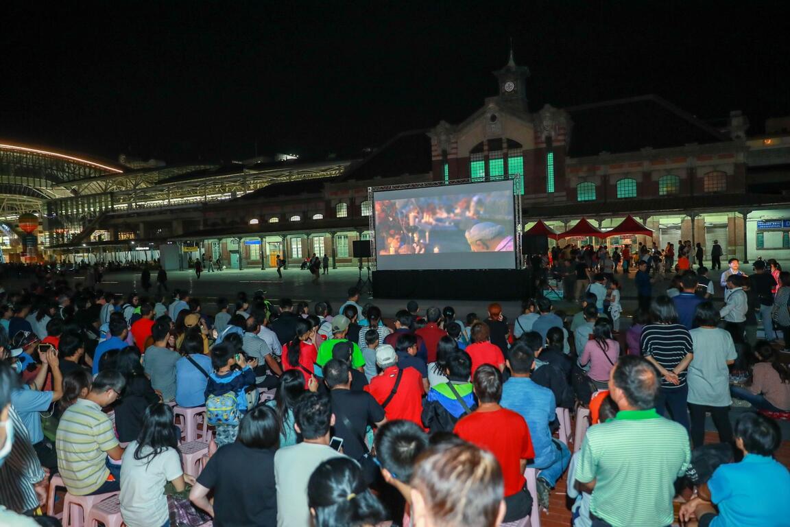 百年首次火車站前放電影 林市長邀市民見證車站光榮新生