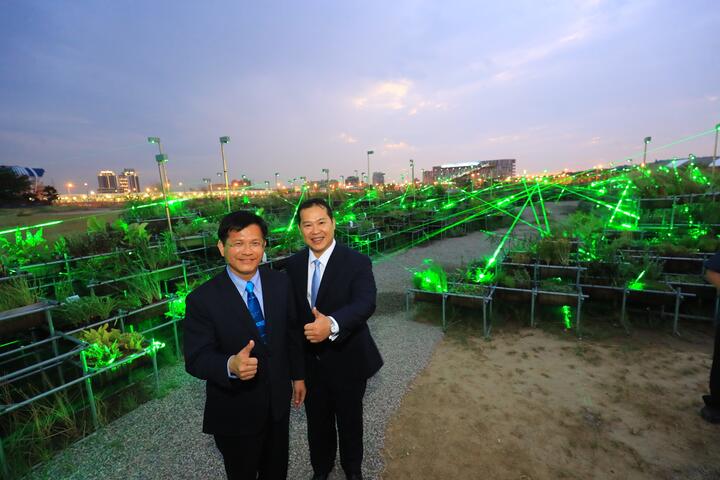 乌日高铁站站前打造花博地景及光艺术 台中花博迎宾新门户