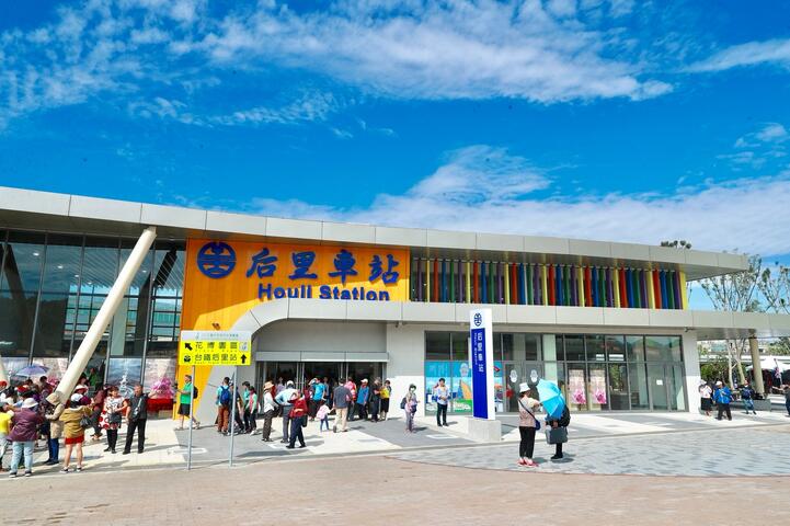 花博大眾運輸接駁成功 8成6遊客搭台鐵、接駁車逛花博