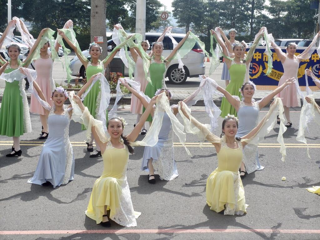 為台中國際踩舞祭暖身 舞團快閃麗寶樂園