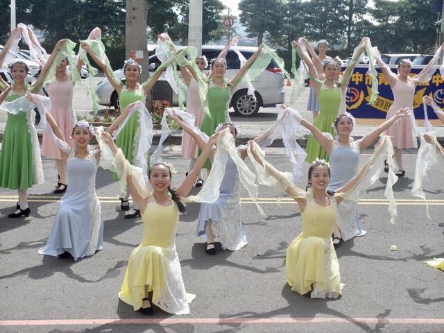 為台中國際踩舞祭暖身 舞團快閃麗寶樂園