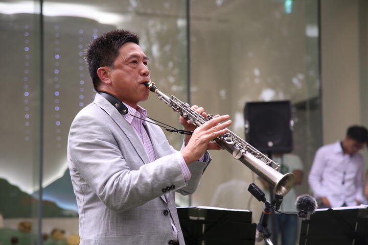 友達董事長彭双浪演奏薩克斯風 讓遊客感受具后里在地特色的花博