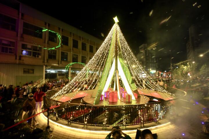 豐原葫蘆墩圳水中耶誕樹點燈 林市長：Merry Christmas！