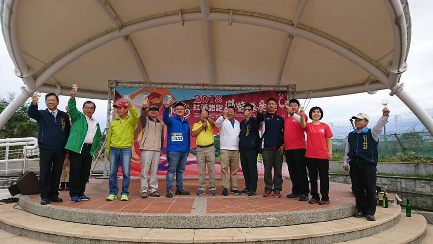 外埔永豐社區紅酒路跑變裝嘉年華 選手品嚐在地葡萄酒好滋味