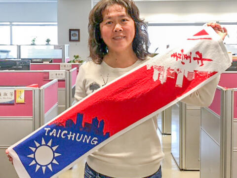 元旦升旗 中市府送3000份限量特製國旗運動毛巾