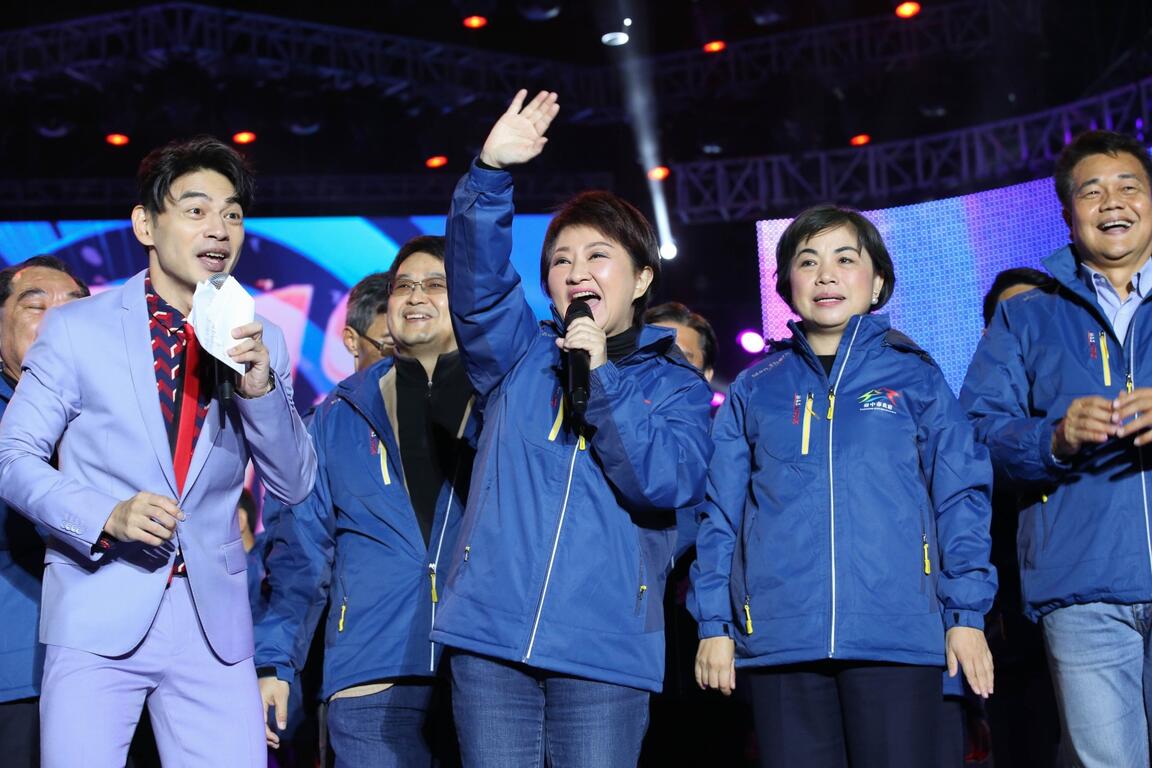 后里跨年110秒摩天輪燈光秀 盧市長與民眾倒數迎新年