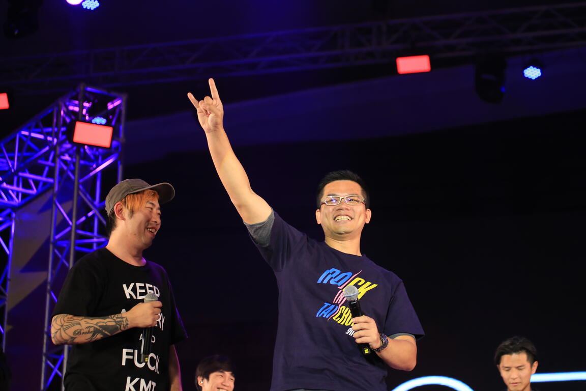 台中跨年晚會嗨翻天 中市新聞局長比Rocker手勢宣布搖滾台中持續辦