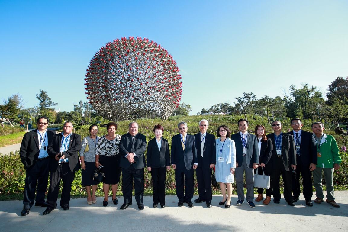 首位外国元首访花博 卢市长陪同诺鲁总统伉俪聆听花开的声音