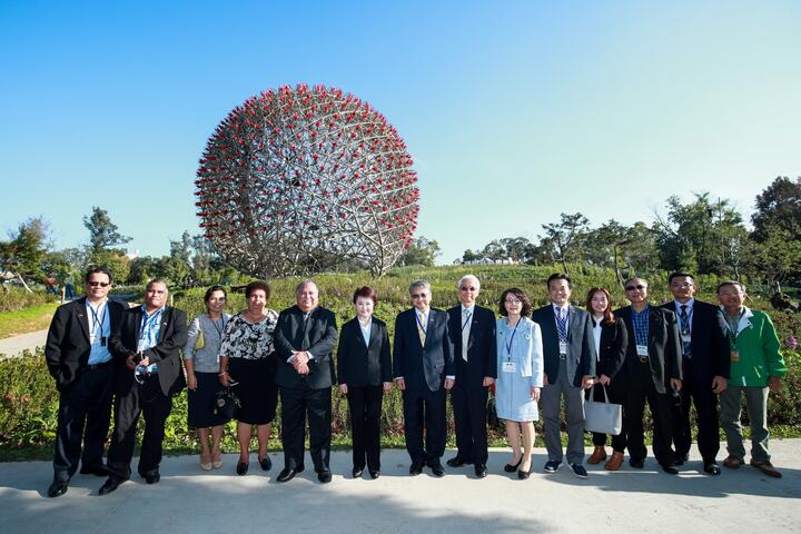 首位外国元首访花博 卢市长陪同诺鲁总统伉俪聆听花开的声音