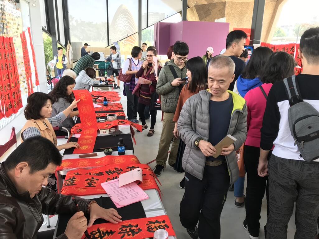 花博楷模创生馆  新春挥毫赠春联人潮踊跃