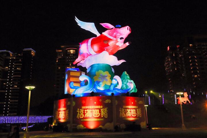 中台湾元宵灯会试点灯 「御天飞行猪」主灯秀声光特效超精采