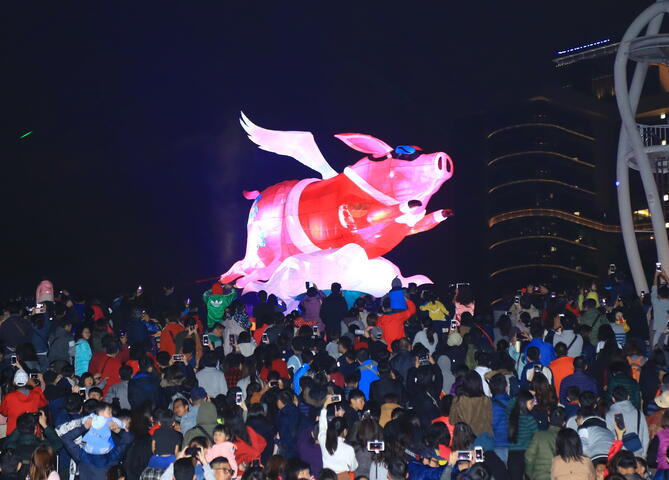 中台湾元宵灯逾3万人次热闹参与 卢市长与民众点亮主灯