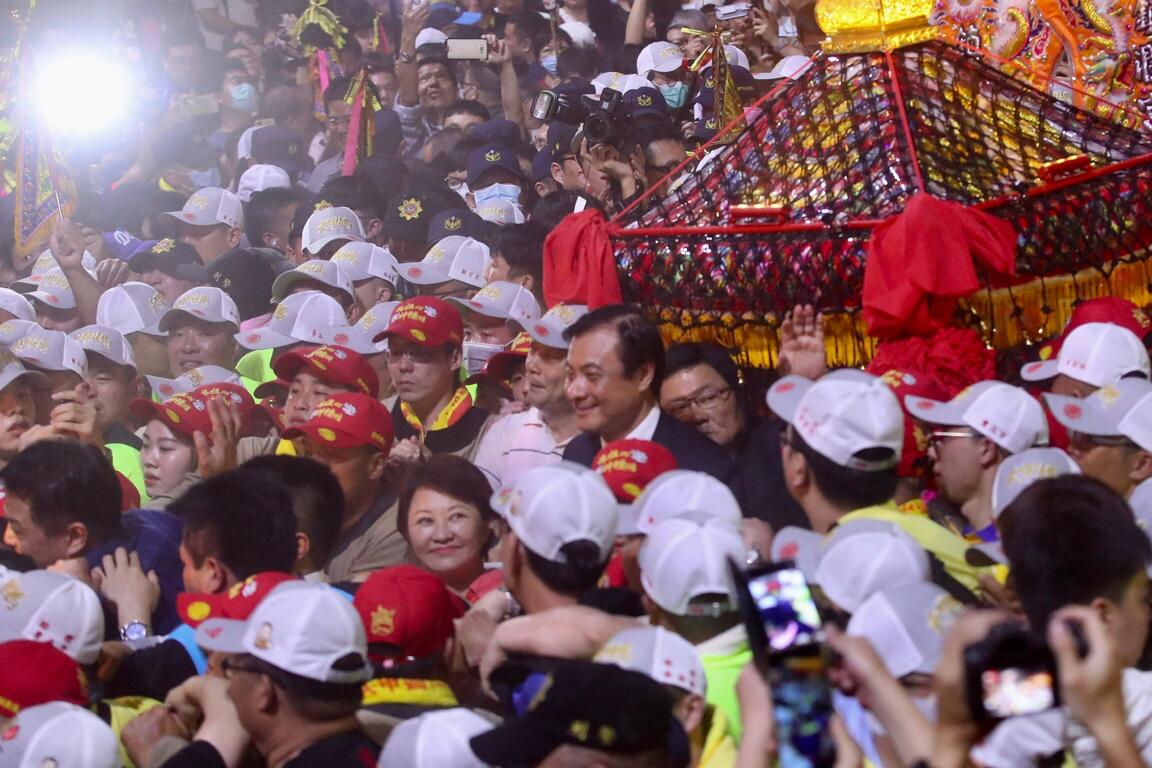 大甲妈遶境之旅今晚展开 卢市长与信众恭迎妈祖起驾