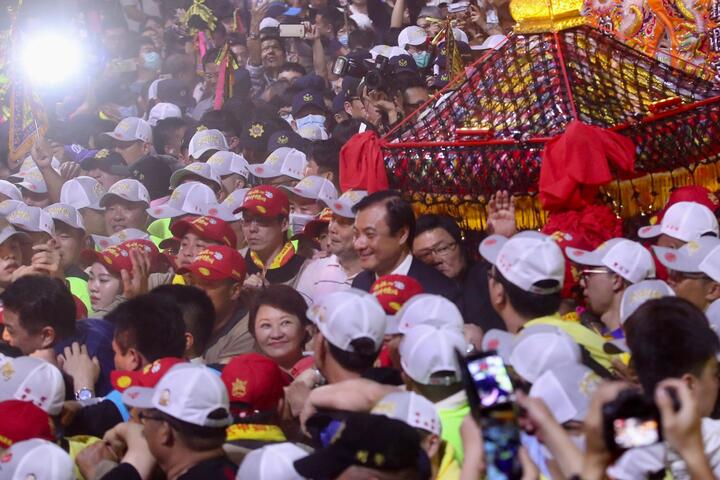 大甲妈遶境之旅今晚展开 卢市长与信众恭迎妈祖起驾