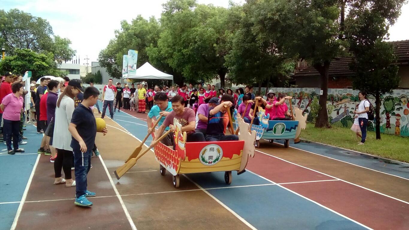 中市迎端午 乌日百人包粽陆上龙舟赛热闹滚滚