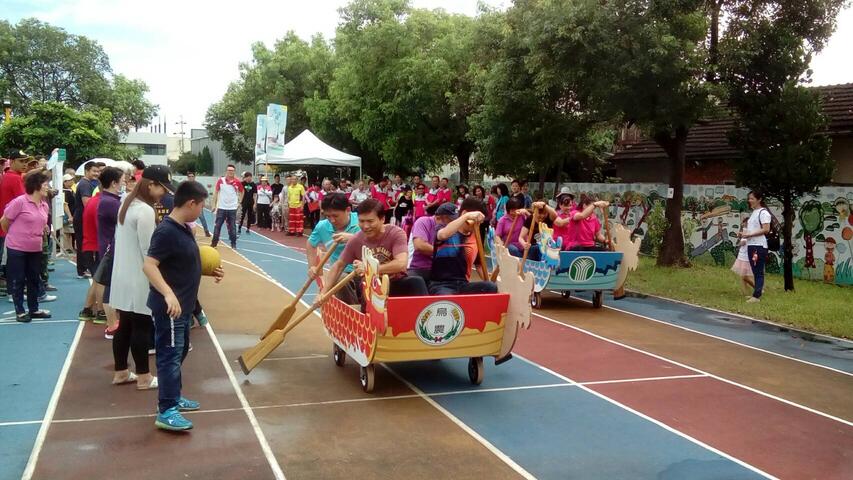 中市迎端午 乌日百人包粽陆上龙舟赛热闹滚滚