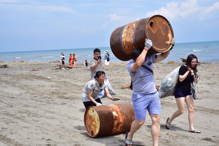 中市府净滩与环境教育宣导 落实环境永续经营理念