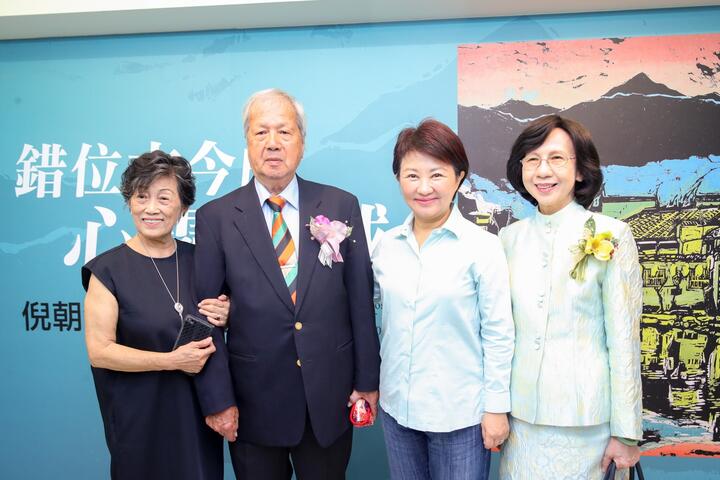 卢市长与倪朝龙伉俪合影