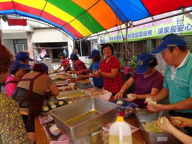 顶安社区长辈做草仔粿比赛
