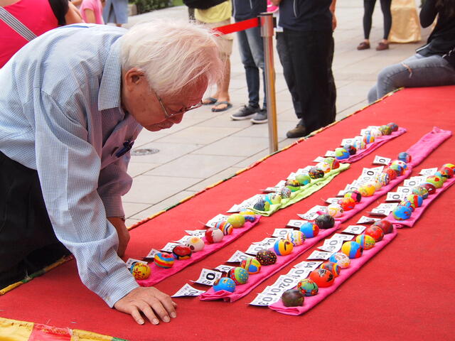 绘制的彩蛋五颜六色