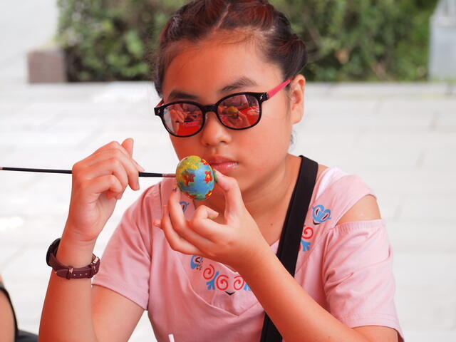 小朋友神情专注彩绘彩蛋