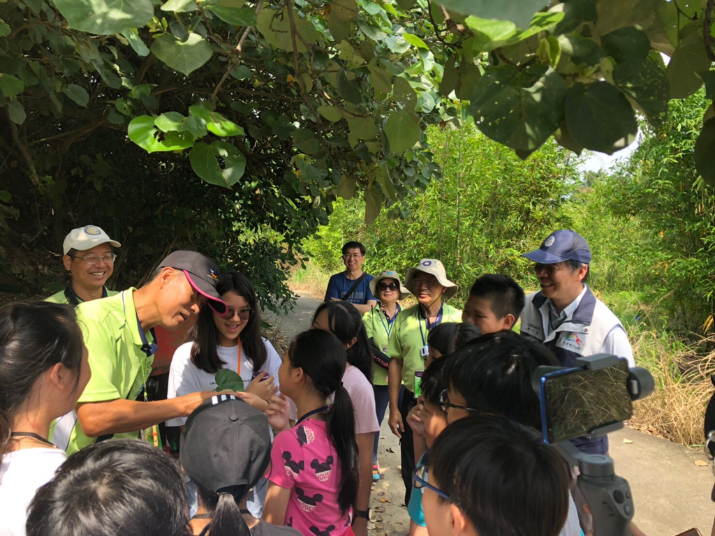 南势溪生态实地导览-讲师与小朋友互动融洽