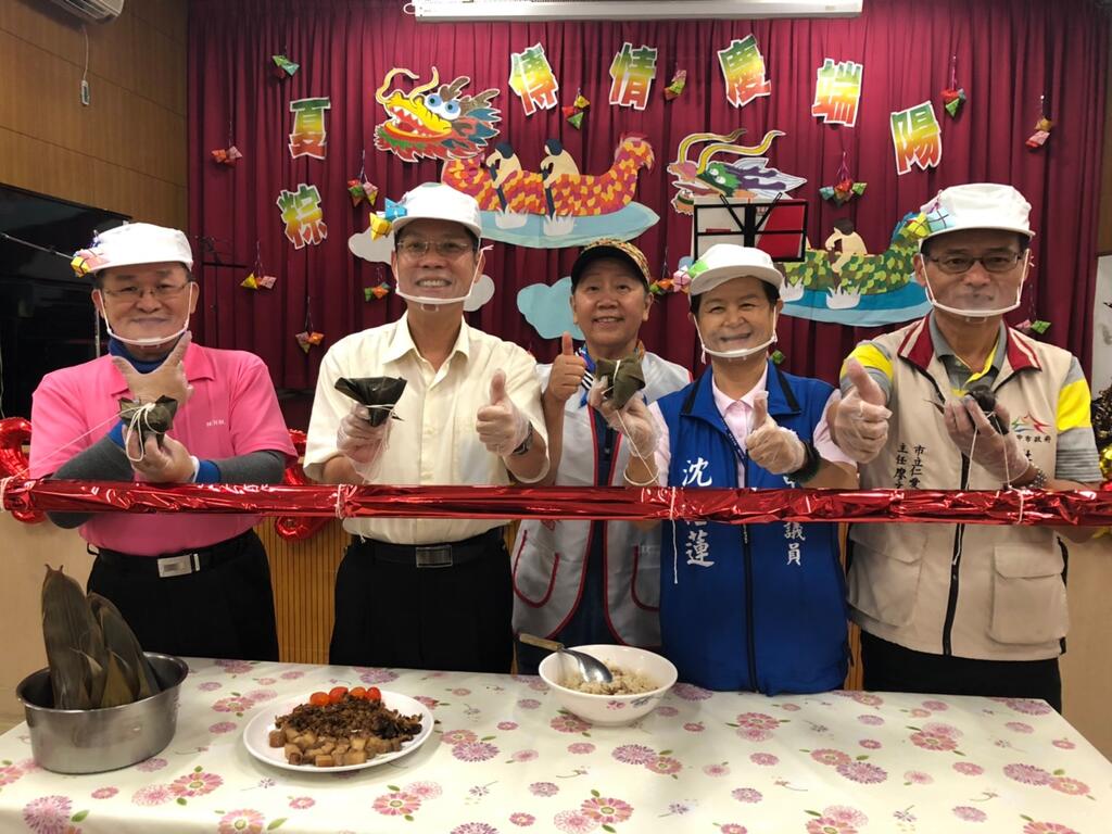仁爱之家庆端午-长辈开心包粽子
