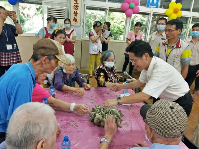 仁爱之家庆端午-长辈开心包粽子