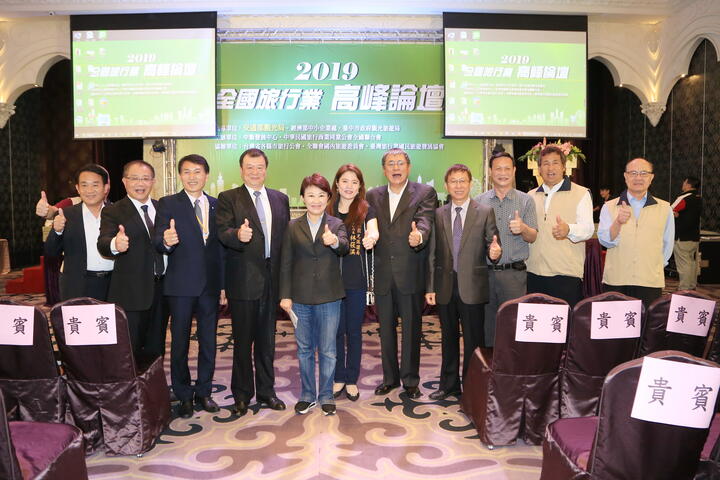 卢市长与公会代表合照