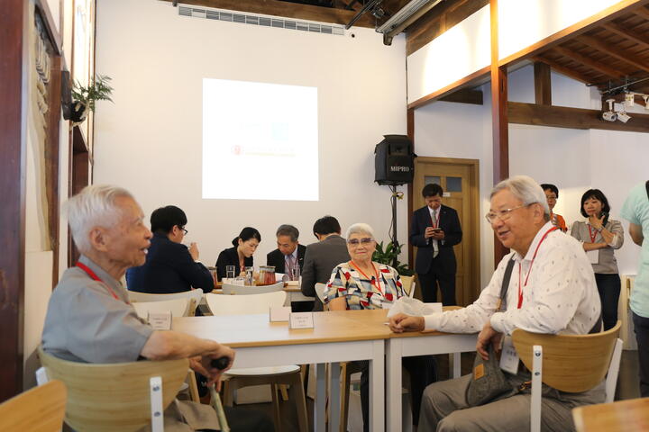 长辈们坐在一起聊往事