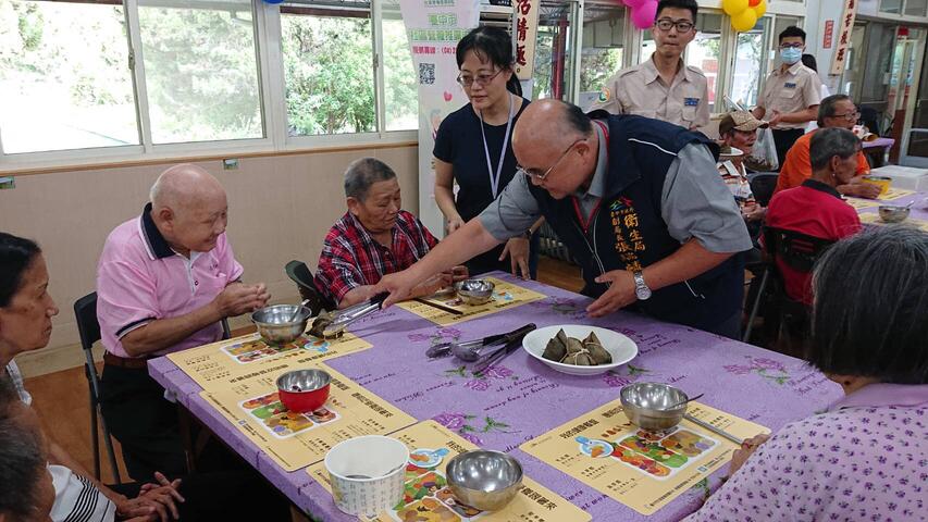 与长者共同享用美味粽子提倡-健康吃粽-观念