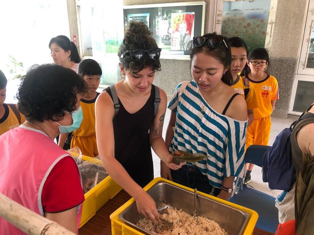 外籍生包粽初体验-直呼真有趣