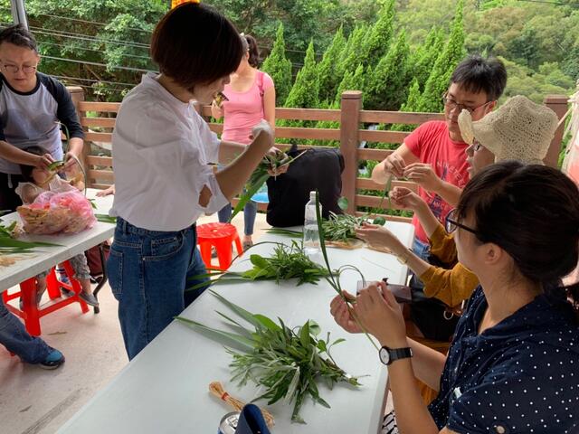 民众自己动手做出具有端午节庆意义的挂饰