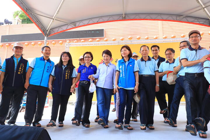 台中-陆上行舟-庆端午-卢市长率千人穿木屐躜鲮鲤