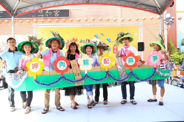 台中-陆上行舟-庆端午-卢市长率千人穿木屐躜鲮鲤