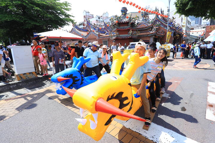 台中-陆上行舟-庆端午-卢市长率千人穿木屐躜鲮鲤