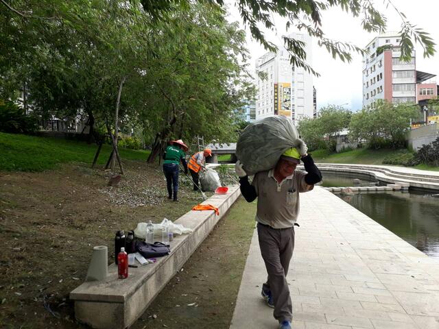 台中市政府水利局自第一天假期就加强绿川-柳川周围环境维护