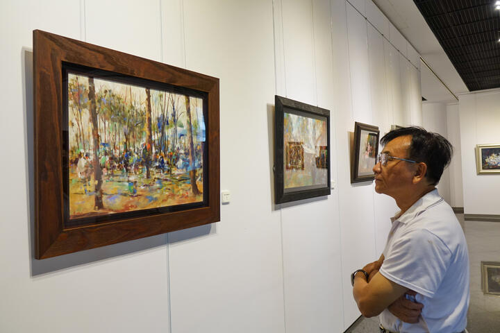 民众参观陈凯容西画个展