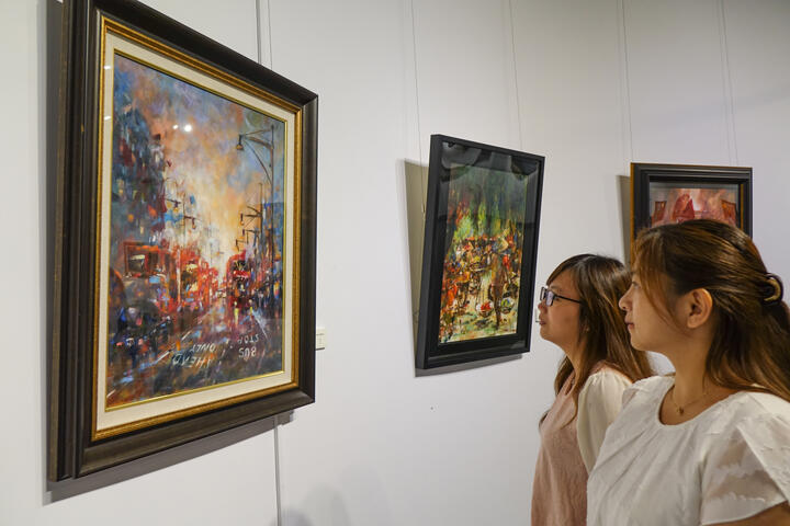 民众参观2019陈凯容西画个展