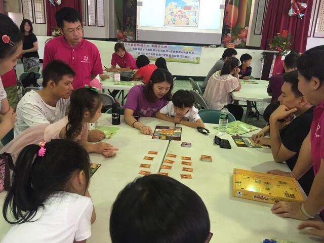 台中市家庭教育中心藉由桌遊促進親子關係